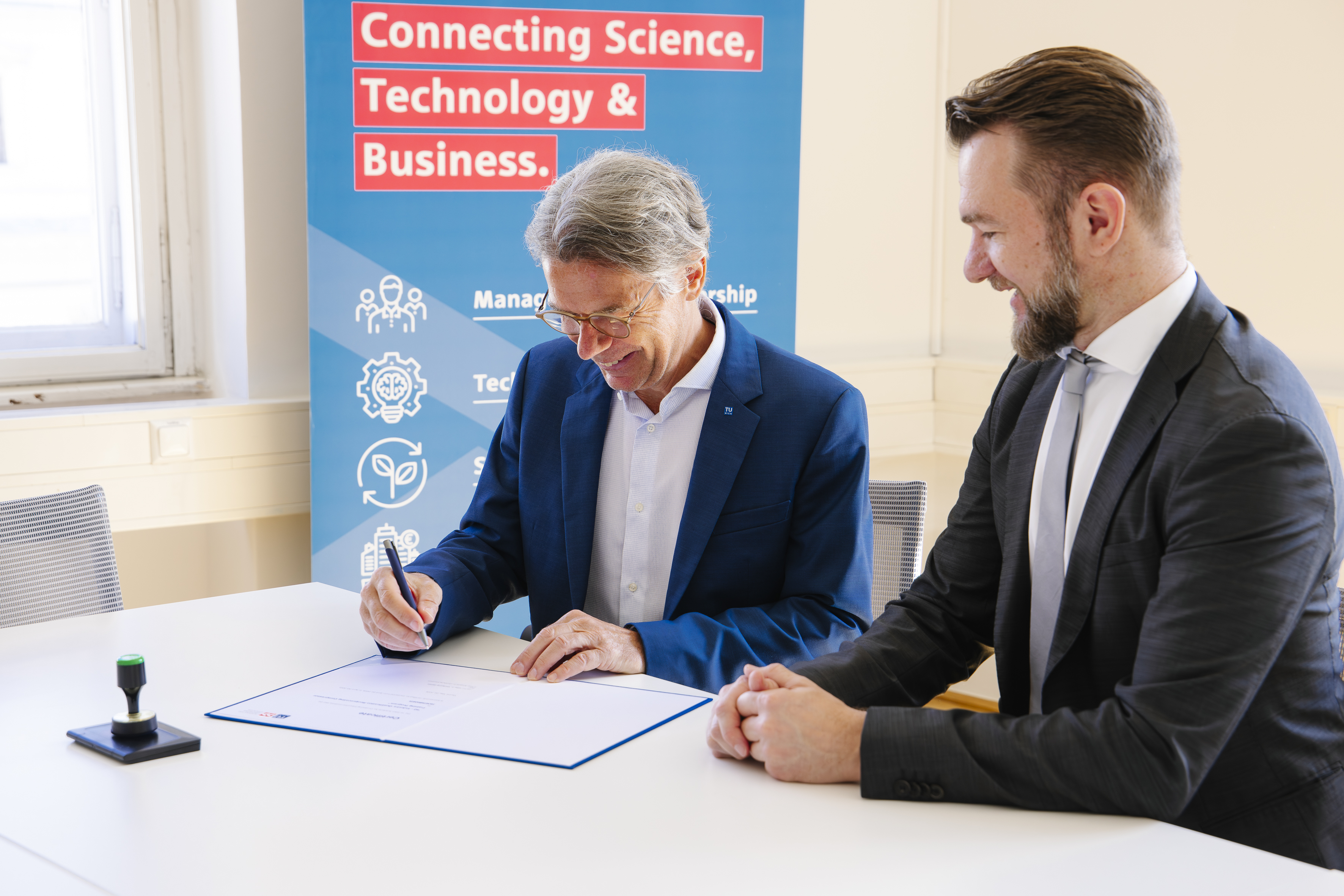 Dean of the TU Wien Academy for Continuing Education, signing the certificate