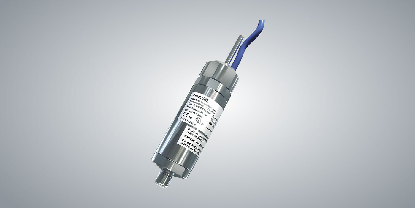 XperLUBE - スマートコンプレッサー潤滑システム 製油所を背景にしたXperLUBEシステム図